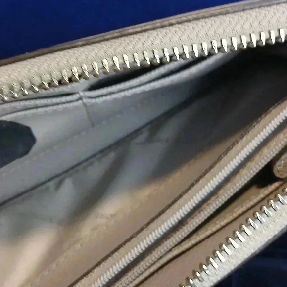 MICHAEL KORS XL ZIPPY WALLET Light Gray - Picture 6 of 12